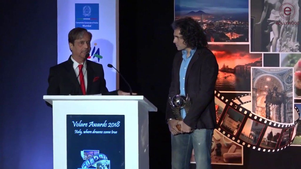 NEWSTotalIndia's tweet photo. Imtiaz Ali Receive Award For Rockstar At Volare Awards 2018 | e-Bollywood   #Bollywood #Rockstar #ImtiazAli https://t.co/NUGnLcmoYu https://t.co/9XbZ45j2QC