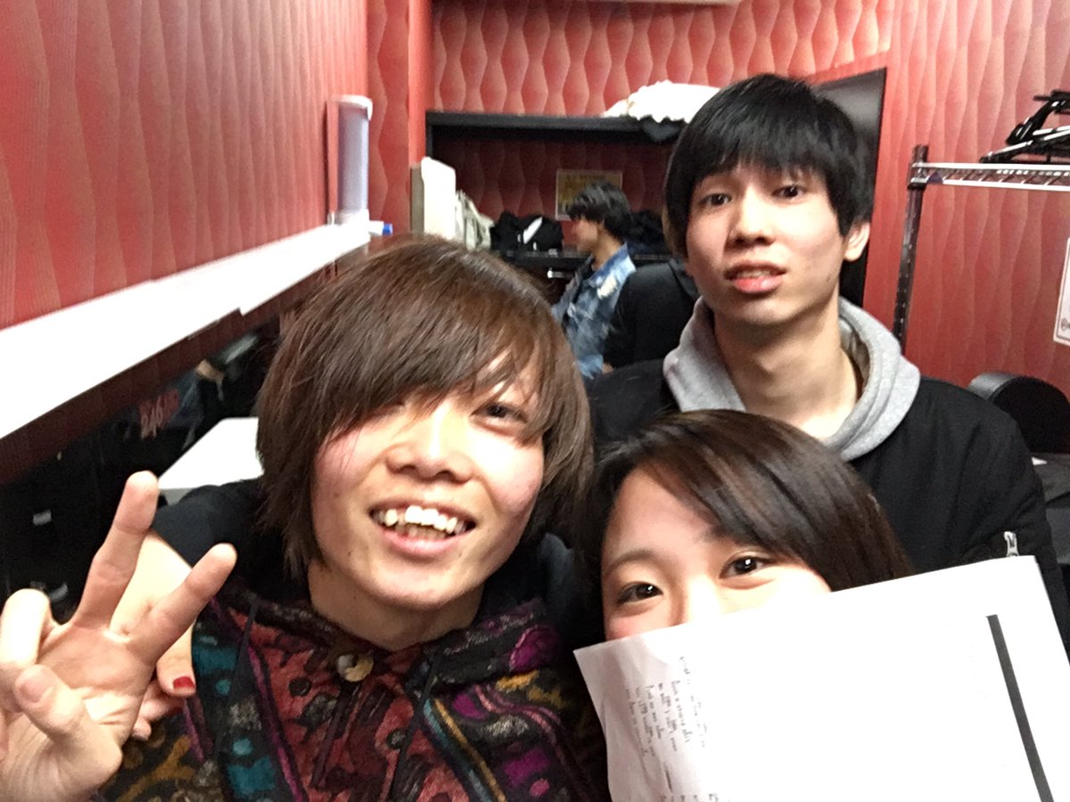hiromu_si9's tweet photo. 帰国後初ライブ!😎👍
めちゃくちゃ盛り上がった〜
衣装もネパールで買ったお気に入りのポンチョ!😂
#rockjoint #STEPONELIVE https://t.co/YQh8FhC7Ad