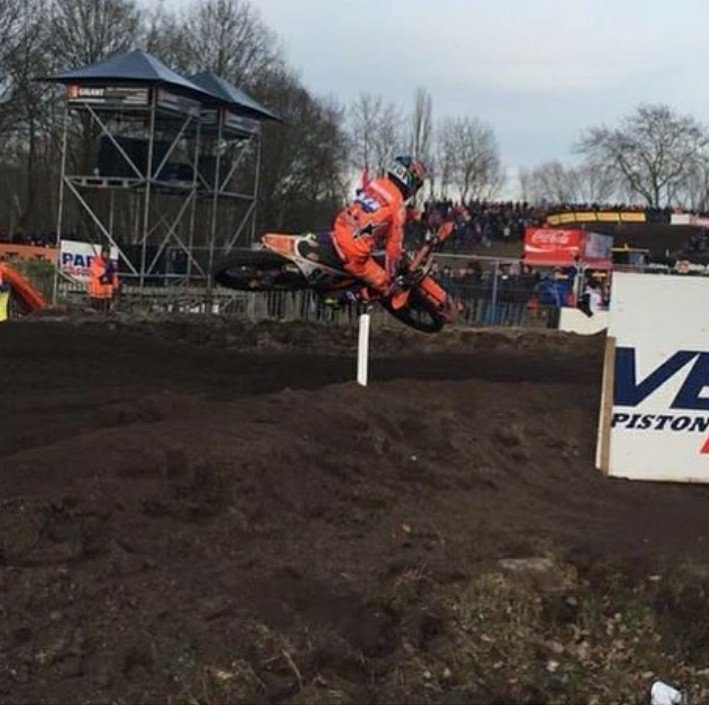 TheMakx's tweet photo. Cuando piensas que no se puede entrar más rápido en una curva, viene Herlings y te desmonta la teoría. https://t.co/7NiGxJ05R2