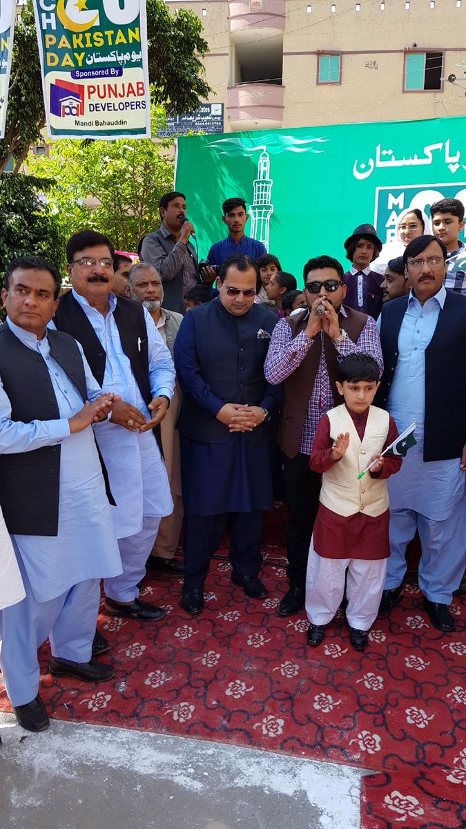 gujrat_chamber's tweet photo. A Handsome display of National Songs and tabloids presentation in #GtCCI Sub Office #Mandi_Bahuddin on the #Resolution Day of Pakistan.
President @AliAnsarGhumman remembered the martyrs who sacrifices their lives for this country in his speech. https://t.co/aPZxJmou9T