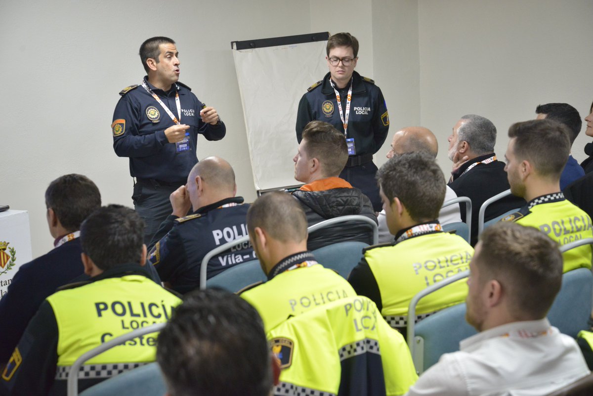 CongresPolicial's tweet photo. Los Agentes Reyes Torres y Pedro Ventura de PLVR nos cuentan en su taller el proyecto de convivencia en las aulas, una propuesta proactiva para la prevención en #MediacionP2018 https://t.co/4gZTThXZeg