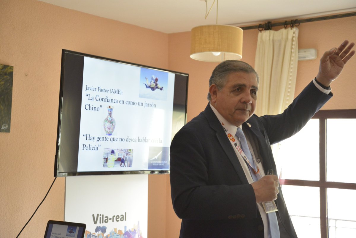 CongresPolicial's tweet photo. Desde Méjico, el mediador Jesús Ángel @jesuselizondog en #MediacionP2018 realizando su taller sobre la importancia de adoptar una filosofía que genere confianza en el proceso de mediación para conseguir que la negociación sea efectiva https://t.co/srKJkn3ZMP