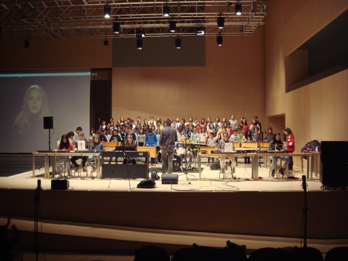 Tombatossals_CS's tweet photo. Ahir ho vam preparar tot. L'assaig general va eixir molt bé!
Avui, emocionats i emocionades de participar a "Edusiona't: els drets humans", jornada organitzada per @GVAeducacio 
@AjuntCastello  #edusionat #CsCEFIRE https://t.co/NaFpBKAAKP