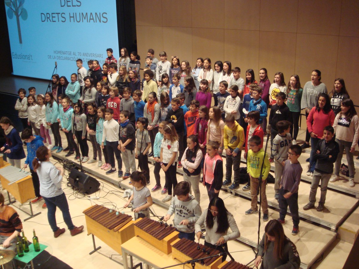 Tombatossals_CS's tweet photo. Ahir ho vam preparar tot. L'assaig general va eixir molt bé!
Avui, emocionats i emocionades de participar a "Edusiona't: els drets humans", jornada organitzada per @GVAeducacio 
@AjuntCastello  #edusionat #CsCEFIRE https://t.co/NaFpBKAAKP