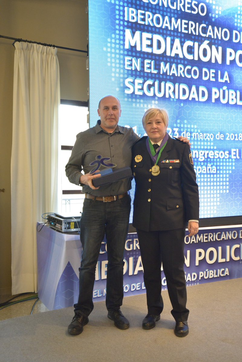 CongresPolicial's tweet photo. El trabajo ingente que realizó @PaskuDisseny en #MediacionP2018 obtuvo su merecida recompensa https://t.co/ByMuVHBiAI