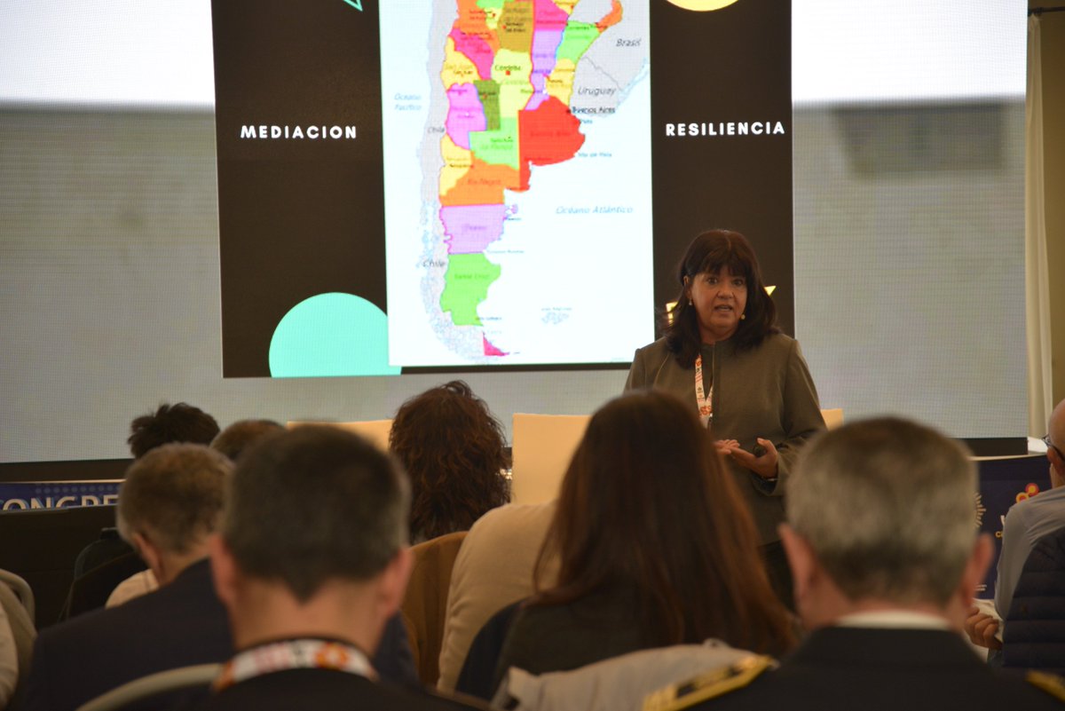 CongresPolicial's tweet photo. Graciela Curuchelar #MediacionP2018 desde la Argentina, nos habló en su ponencia sobre las buenas prácticas de resiliencia en la mediación policial https://t.co/y8e4WtQgEx