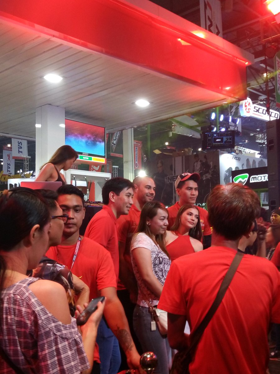 OfficialRastroR's tweet photo. Photo op with the fans ❤ @whianwamos with the Phoenix Fuel Masters #PhoenixPulse #ClubPhoenix #ComeAliveWithPhoenixPulse https://t.co/RqyLcj9VN4