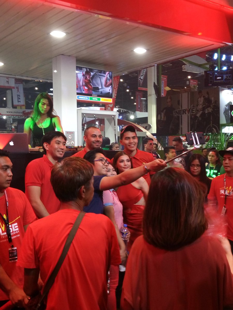 OfficialRastroR's tweet photo. Photo op with the fans ❤ @whianwamos with the Phoenix Fuel Masters #PhoenixPulse #ClubPhoenix #ComeAliveWithPhoenixPulse https://t.co/RqyLcj9VN4
