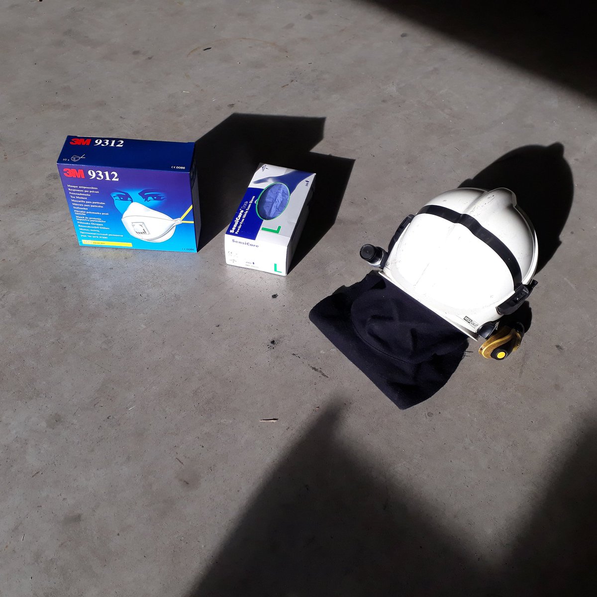 Post_Puurs_BWZR's tweet photo. Warme oefening in post #Puurs: extra aandacht voor eigen gezondheid! nitril handschoenen voor onder de brandhandschoenen, fijnstofmaskers en #helmcam voor debriefing @BwRivierenland https://t.co/hoNbsgO67x