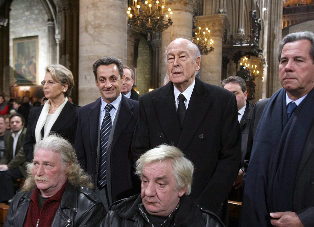 ParisPasRose's tweet photo. Nicolas Sarkozy : "Cet abbé Pierre qui raconte être décédé le jour où j'étais en Poitou-Charente, je ne sais pas qui peut lui accorder le moindre crédit, d'ailleurs, qu'il nous dise où il était en hiver 54."

#BalanceCommeSarko https://t.co/UWit1WgfiG