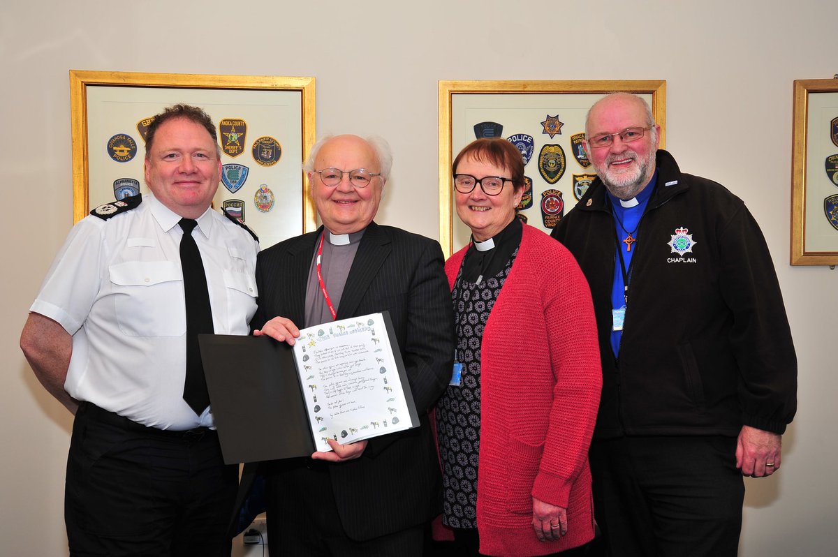 StaffsPolice's tweet image. We were delighted to be presented with a book of poems from Heath Hayes Academy in Cannock. 😄 One poem comes from 10 year old Eleanor Lester who dreams of becoming a Police Officer when she grows up. Read the full story: staffordshire.police.uk/article/9157/E…