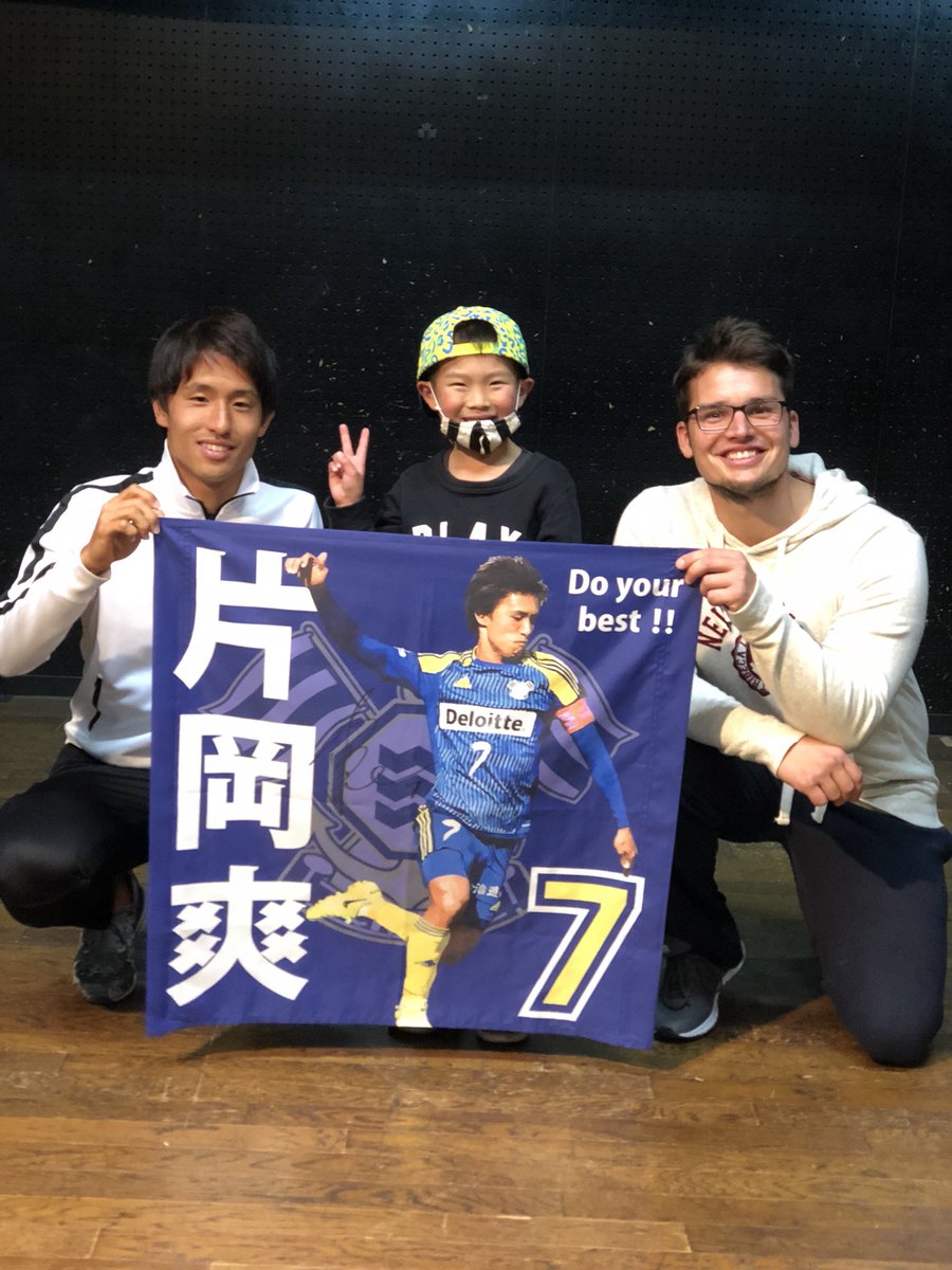 meeegcoco's tweet photo. ゲーフラ届いた😆💙💛✨
デザインから考えて作ってもらったものです🚩⚽️✨
早速爽くんに見せて来ました😊🎵
喜んでもらえてよかった❕
爽くんと一緒にダンスも楽しかったね👦💓💓✨ありがとう🙏✨
明日の試合も絶対絶対勝つよ💙💛⚽️✨
#FC今治
#夢スタ
#ちっちゃなサポーター
#片岡爽
#ゲーフラ https://t.co/1FJHHqkpgJ