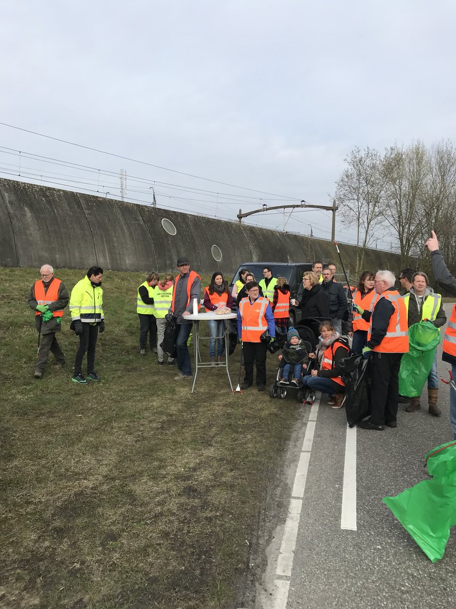 Voorjaar ! #Zevenbergschenhoek houdt schoonmaak. Gisteren met schooljeugd dorp zelf opgeruimd Vandaag met veel enthousiaste vrijwilligers de omgeving ontdoen van zwerfvuil. En bij entree dorp een aandachtstrekker. Groot compliment.