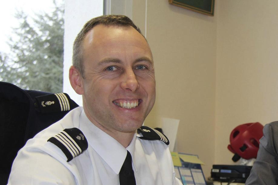 Le_Figaro's tweet photo. 🔴 EN DIRECT - L'enquête et l'émotion le jour d'après l'attentat de l'Aude. Arnaud Beltrame qui avait remplacé des otages est mort. #ArnaudBeltrame 
➡ https://t.co/Oiu2bpNOcy https://t.co/p4IbdbRum0