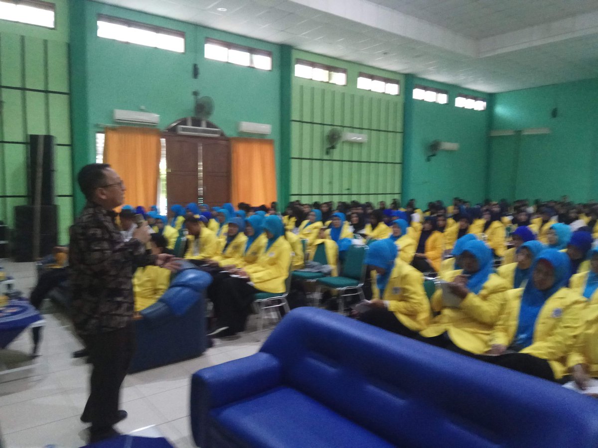 kusnislawi's tweet photo. Mengikuti giat PJ Bupati Tegal menyampaikan paparan motivasi diri dan inspirasi kpd mahasiswa baru UT peserta OSMB  di gedung YAUMI 24/3/2018 https://t.co/YmEtitlMEO