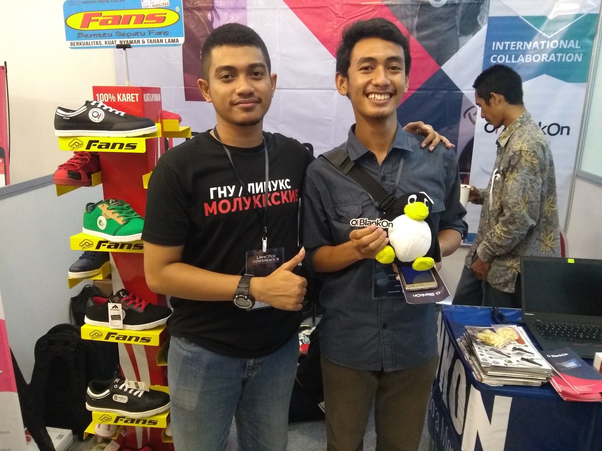 BlankOnLinux's tweet photo. Quiz seru di Stand BlankOn,

dengan menjawab pertanyaan Dari Pak Levay,
Sebutkan nama kode rilis BlankOn Dari awal sampai yang akan rilis ?

Ini dia yang Jawaranya, berhak bawa pulang boneka maskot Linux (Tux) 😀🤗

#quiz #blankon #blankonloci #blankonlibreofficeconference https://t.co/OAkbhGkAJD