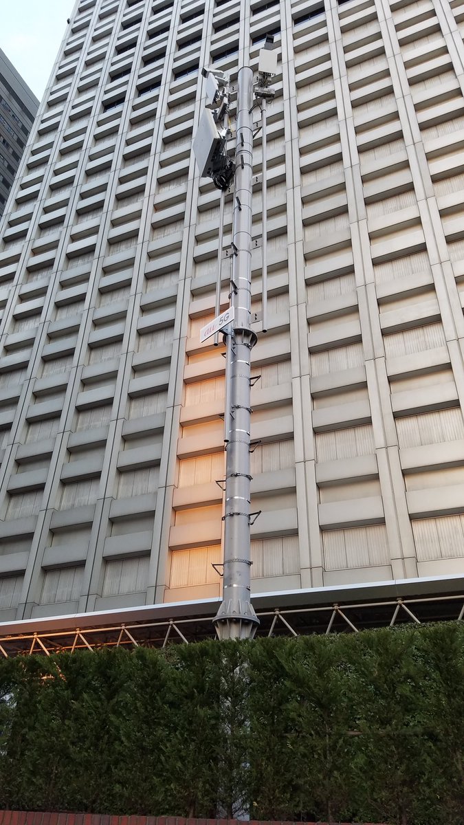 電波やくざ على تويتر Kddi新宿ビルについてるau 5gのアンテナ なんかデカいアンテナ増えてる 更なる高度な技術を導入か