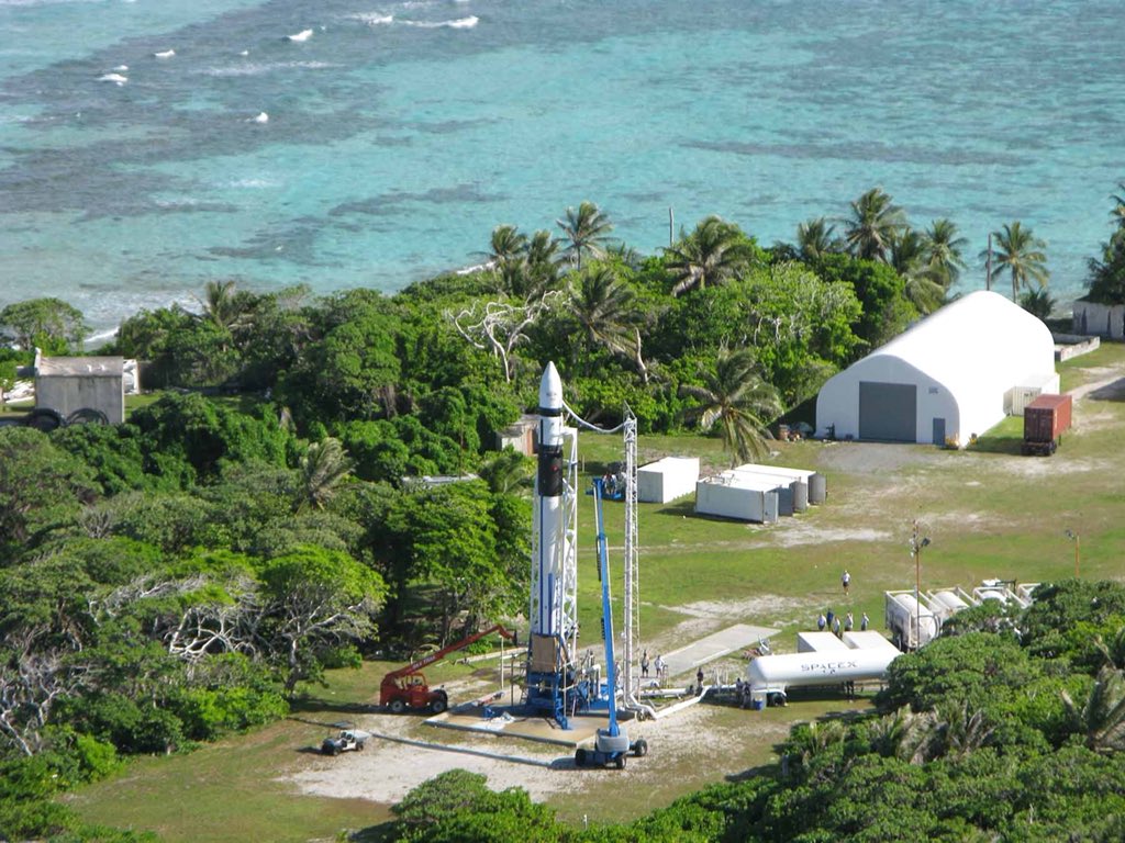 wakka44's tweet image. RT @DanSpace77 24 mars 2006 : 1er vol de la #Falcon1 de @SpaceX  de l'île Omelek, atoll de Kwajalein. Le vol fut un échec, mais a permis de comprendre les améliorations à entreprendre @elonmusk