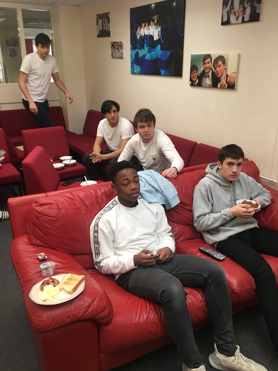 BromsElmshurst's tweet image. Successful first breakfast in the House. All boys and girls off to their #revisioncourse with full tummy’s! @BromsSchool @BromsCatering 💻📚🖋📝✔️