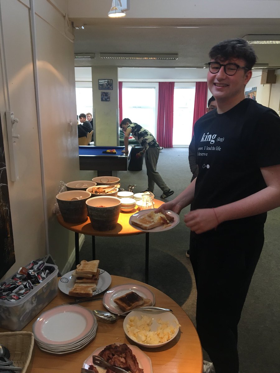 BromsElmshurst's tweet image. Successful first breakfast in the House. All boys and girls off to their #revisioncourse with full tummy’s! @BromsSchool @BromsCatering 💻📚🖋📝✔️