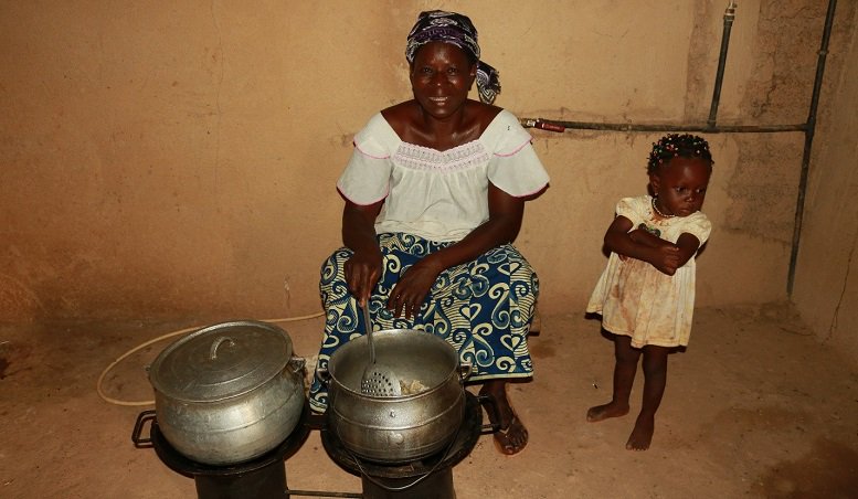 WorldBankAfrica's tweet image. Carbon credits are making #biodigesters more affordable and accessible for rural communities. Find out how Bank is partnering with Dutch @SNVworld in #BurkinaFaso to improve the lives of West African farmers: wrld.bg/8naW30iPCD5