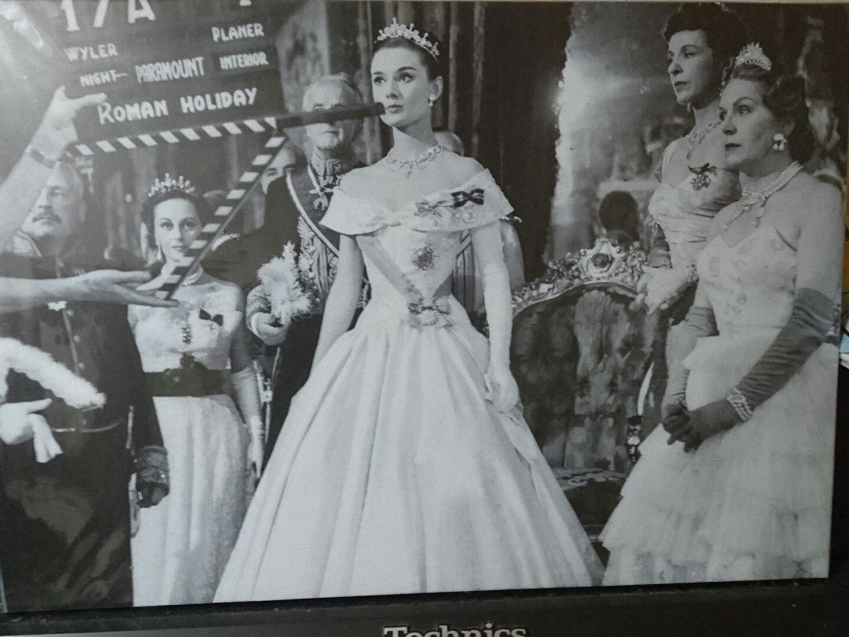 ট ইট র ミュウタント ローマの休日 オードリー ヘップバーンの代表作と言っても良いこの映画撮影時 米国はマッカーシー旋風が吹き荒れ ハリウッドも例外なく赤狩りの対象となり 監督 脚本家 俳優の多くが追放された 赤狩り アメリカ帝国主義