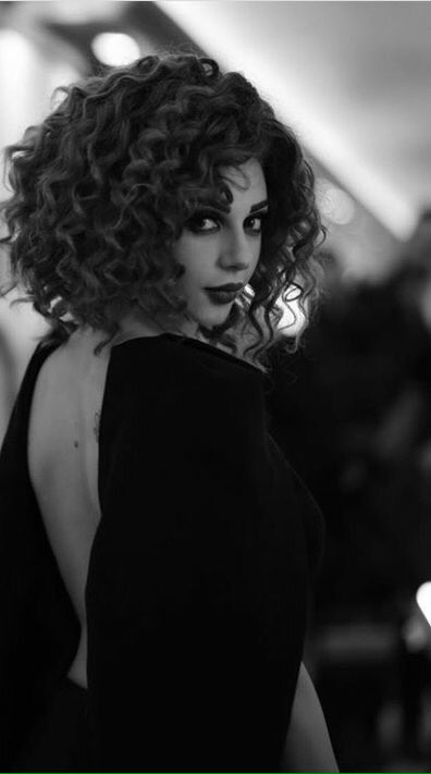 كـ صِرَاعُ حَربٍ
قُبلاتهُ على عُنقي ..!