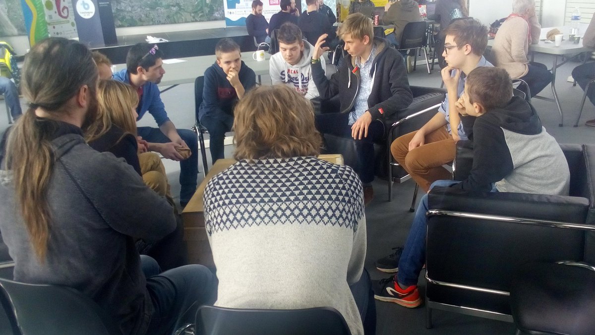 Scéance de questions/ réponses entre les groupes pour pointer les problématiques et voir son projet sous un autre angle. #HackMersOceans