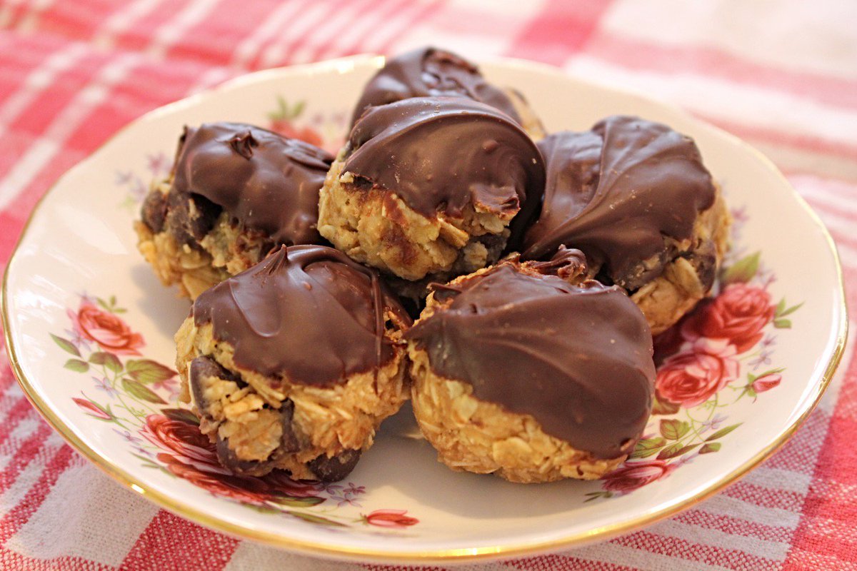 Bro_Baking's tweet photo. These energy balls have four ingredients, three steps, and no baking time. They're a meal pepper's dream.

Basically an unbaked #oatmealcookie, they're a great snack, breakfast, or dessert.

https://t.co/FwMSqi70cT

#peanutbutter #chocolatedipped #healthyish #nobake #energybites https://t.co/YwkJUAIhhO