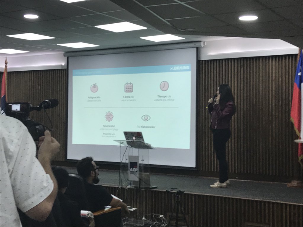 Buenísima la presentación de <a href="/sepi_/">manusiakesepian</a> en la #WIAD18CL, AI al rescate de los alimentos.  #2brains