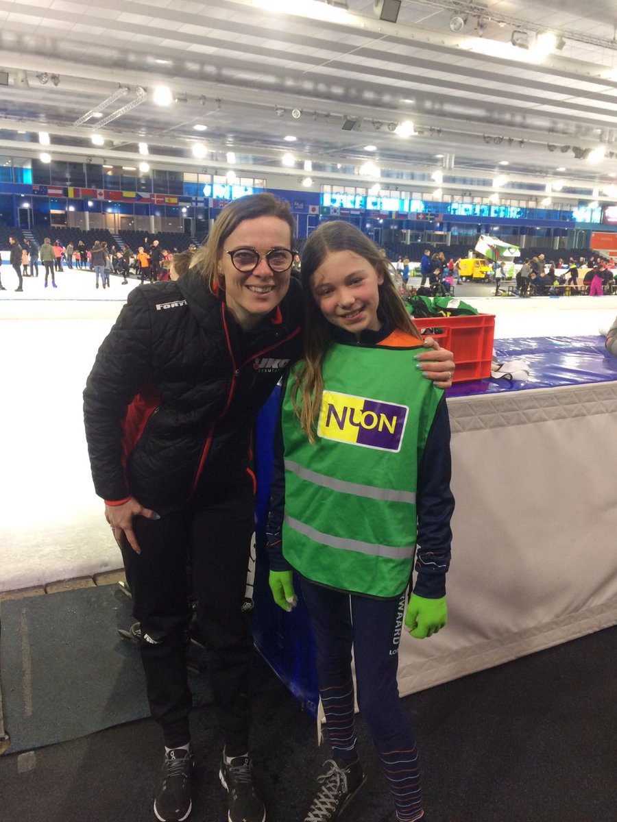 petervandenhoek's tweet image. Chayenne met grote voorbeeld @marijejoling tijdens schaatsclinic in #Thialf. #teamIko #schaatsen