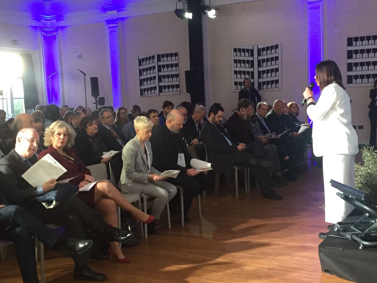fmfeye's tweet photo. Grazie all'Assessore @RegioneER all'Agricoltura Simona Caselli @caselli_s che ha partecipato a #LabirintodAcque @LabirintoMasone Fontanellato circuito @CastelliDucato accolta da @trivellonif https://t.co/HAGMZ6Skql