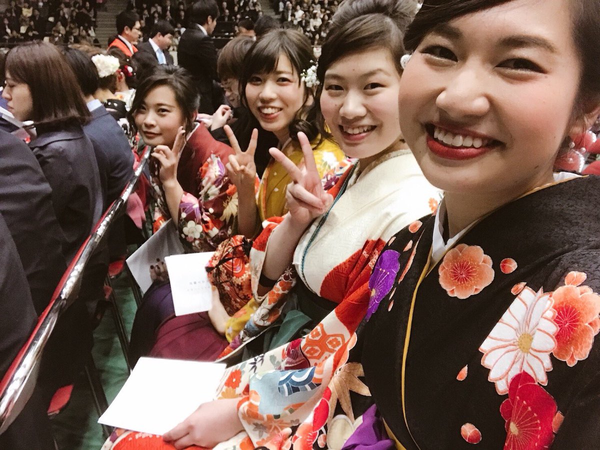 tocp16az's tweet image. 2018.03.17近畿大学を卒業しました！

気を使わずに遊べる友達がたくさんできて、たくさんの思い出ができた！
大学生活すごくいいものでした〜

3/25〜4/3まで研修で携帯取り上げられるから連絡とれません！

明日から社会人頑張る〜〜💪💪

#フィオーレ #上小城ゼミ #無題 #パッチムズ