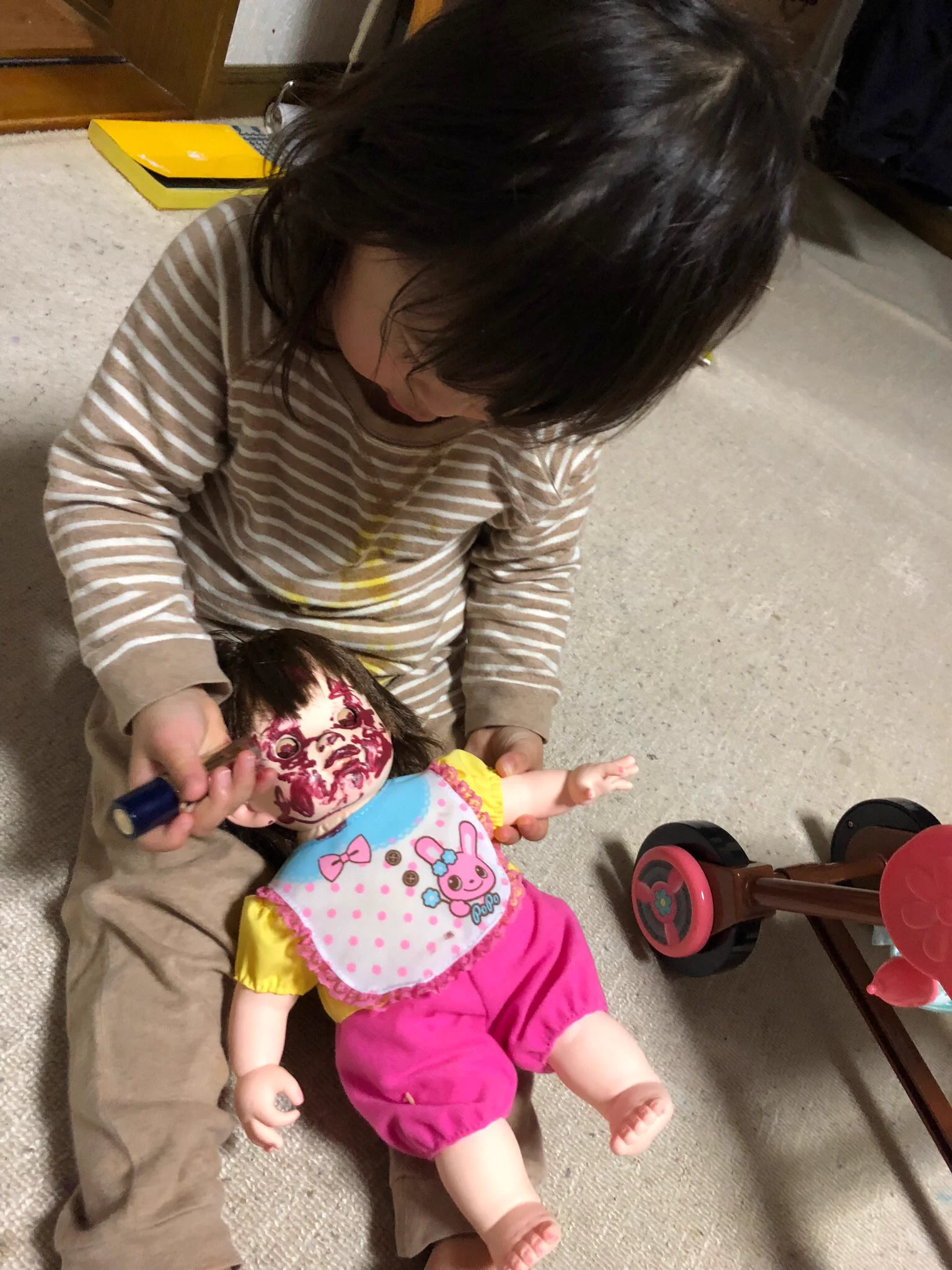 一度見たら忘れられないスプラッタ感wぽぽちゃんを口紅で飾ったら恐怖になったw