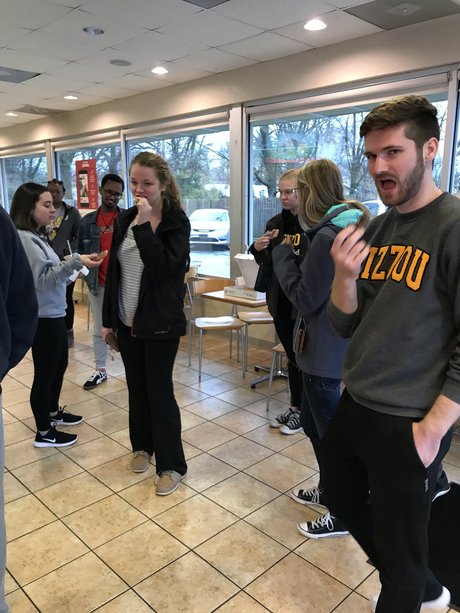 mab_philly1's tweet photo. early morning krispy kreme!! https://t.co/kmyDdKP69y