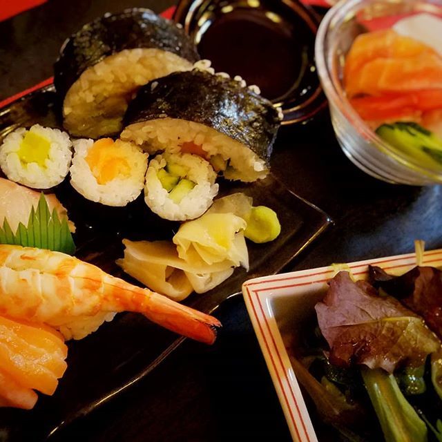 tomochiyooooo's tweet photo. 週末ご飯食べに行くの楽しみなんですけど、つい和食に目が行っちゃいます。
ここのお店は日本語メニュー&日本人スタッフさんなので、入っただけで少しほっとしてたり(笑)
もちろんイタリア人スタッフさんもいますが日本語も少しわかるみたい!すごい!
#rome #doozo #ローマ #寿司 https://t.co/R0ikUkefVM