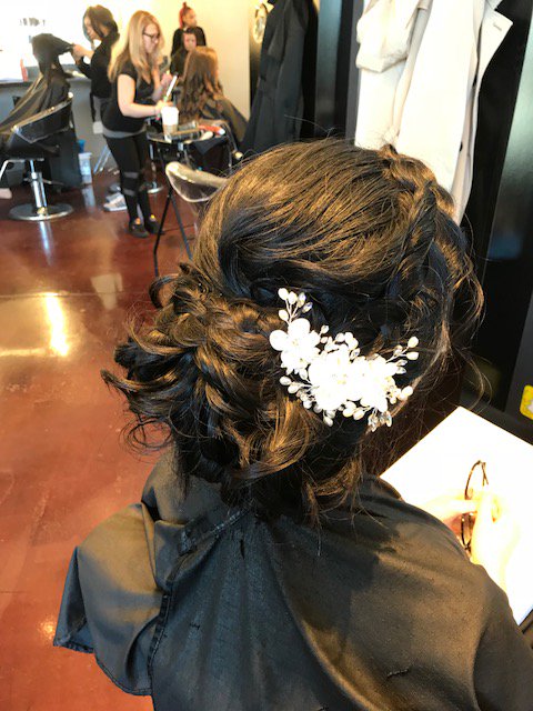 140Salon's tweet photo. Picture perfect #weddinghair 💕💫🥂 by Kara #whatdreamsaremadeof https://t.co/ulPqdeOEB4