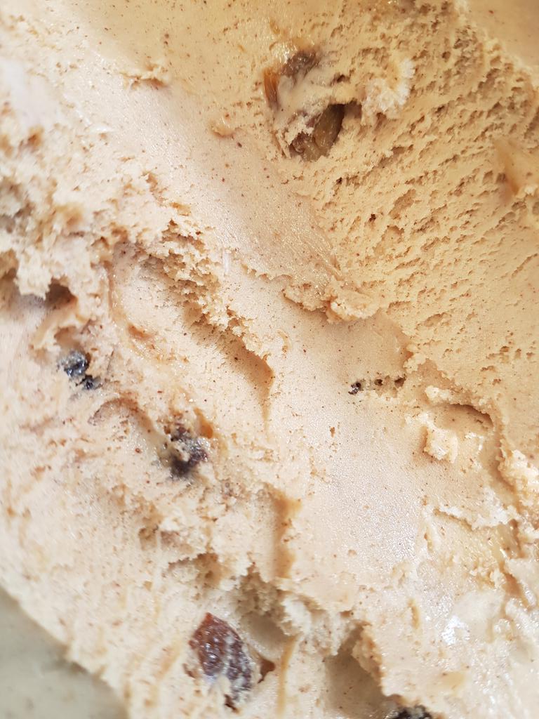 Morag the cow is back in the Grassmarket! Sun is shining and I am selling ice cream 😍🍦🙌🍦 Woohoo❤Come visit us☕🍦🐄 #icecream #hotcrossbunflavour #coolas