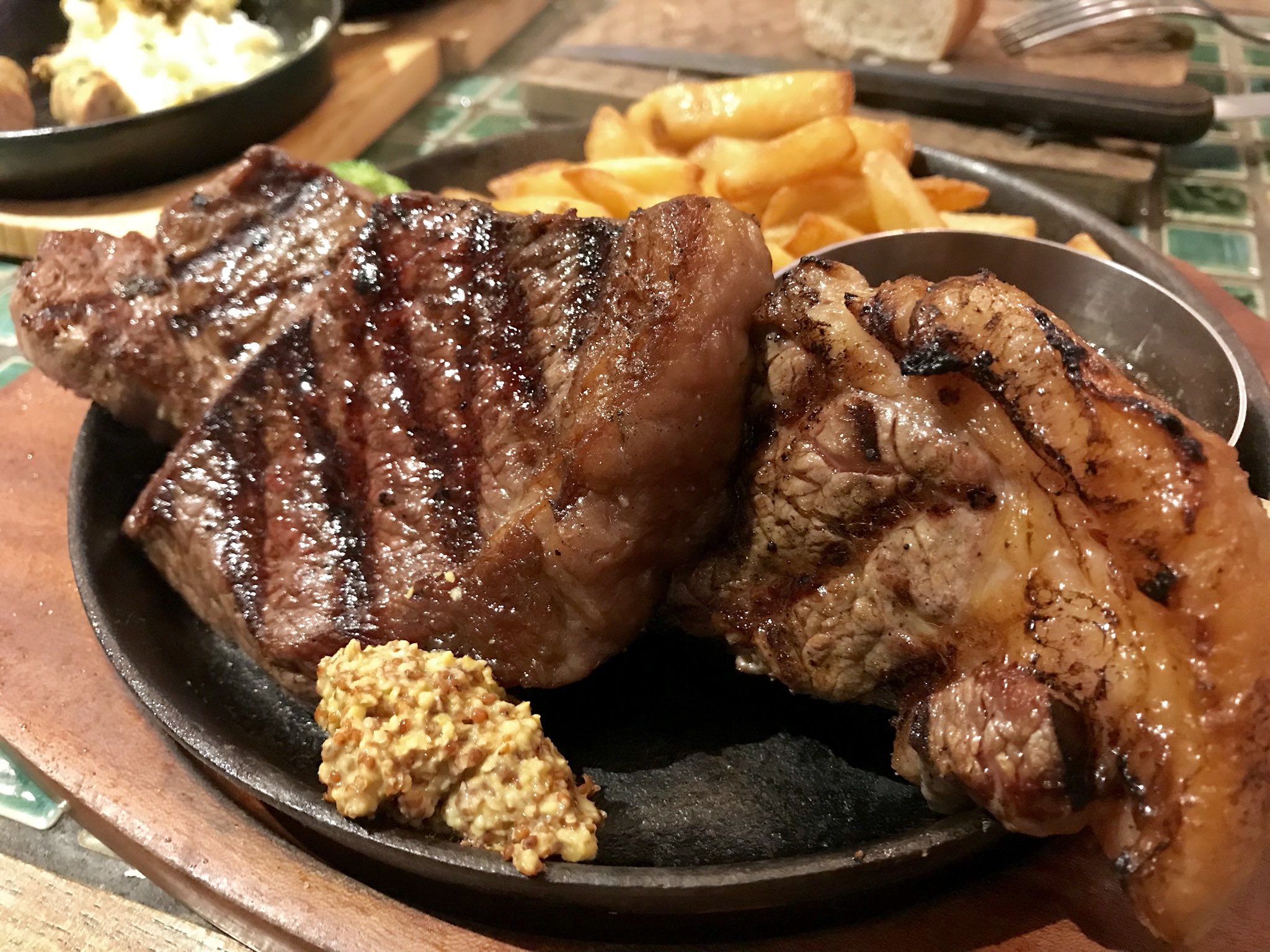 Kaho とっても美味しいお肉を食べてきた 美味しそうに撮れたので飯テロする キーボディストトークもできて大満足 周りでドラム会ベース会とかよく聞くのにキーボード会聞いたことない 繋がり増えたら是非とも開催したい T Co Gec7jo61yx