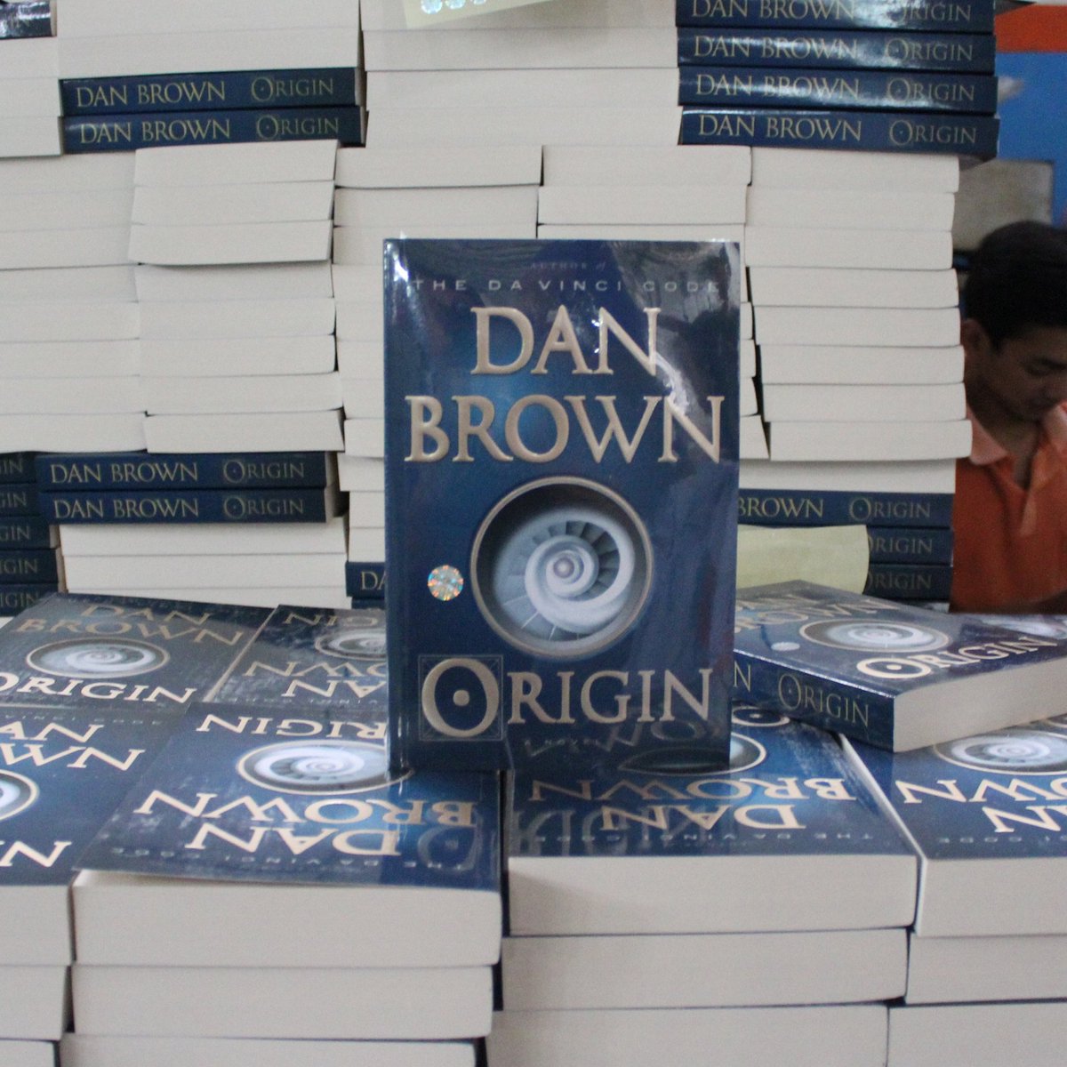 PenerbitMizan's tweet photo. Berhasilkah Langdon memecahkan teka-teki temuan Kirsch yg sepertinya menyalakan api konspirasi jahat di seluruh dunia? 
.
Dapatkan buku Best Seller versi bahasa Indonesia ini di toko buku terdekat di kota kalian ya 😊
.
#PenerbitMizan #OriginIndonesia #DanBrown #Origin #mizan35 https://t.co/YN3kPHkEvm