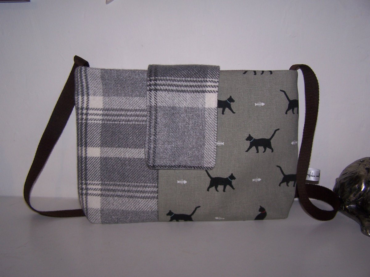 and_hares's tweet photo. A stylish black cat and tweed handbag

#caturday #giftideas #crafturday #cats #catlover #bags #handmade 

https://t.co/zwjKi26ttn https://t.co/AVrA1Pq8RK