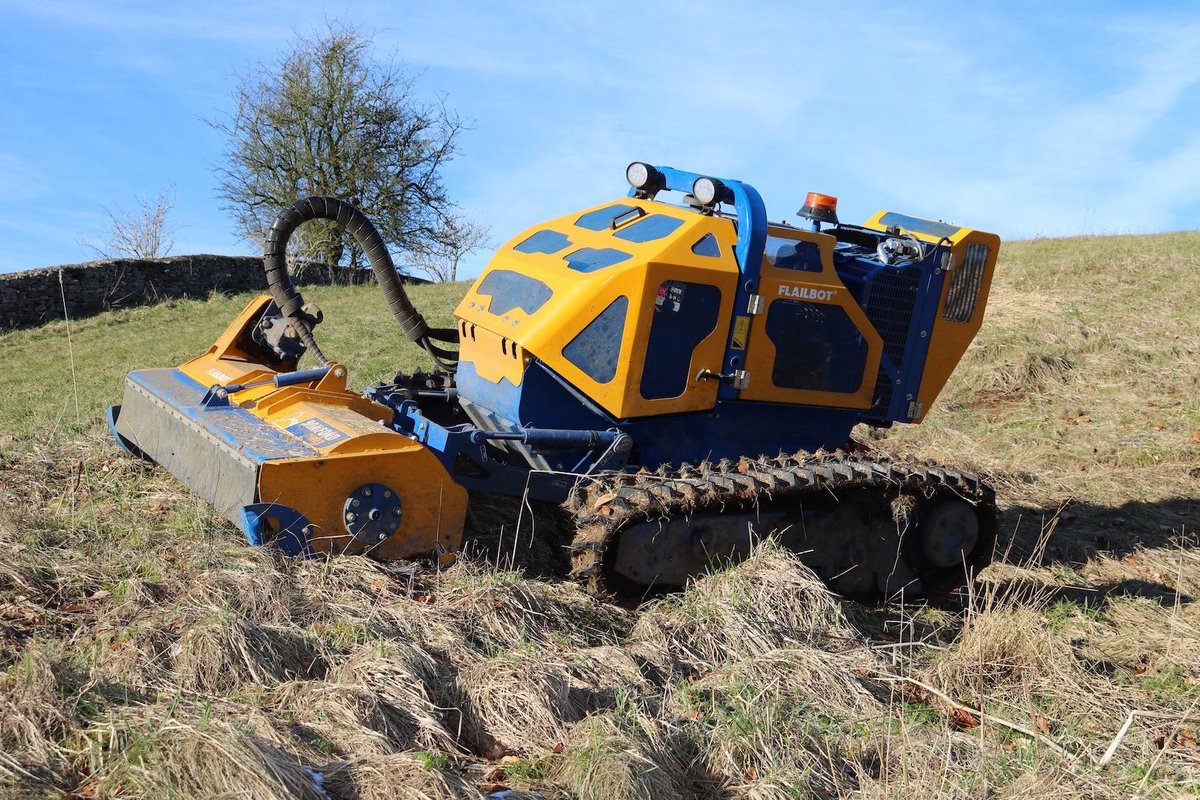 XtremeMowing's tweet image. Xtrememowing.co.uk works on all terrains up to 55° with wireless remote control operators can be up to 150m away #vegetationcontrol #steepgroundsmaintenance