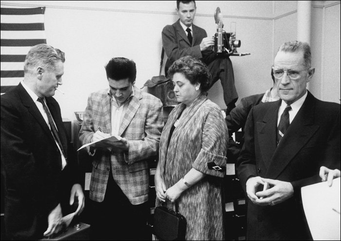 ElvisPresley's tweet photo. 60 years ago today, Elvis Presley reported to the Memphis draft board for his induction into the @USArmy and was assigned serial number 53310761. https://t.co/xX8EW9i6hd