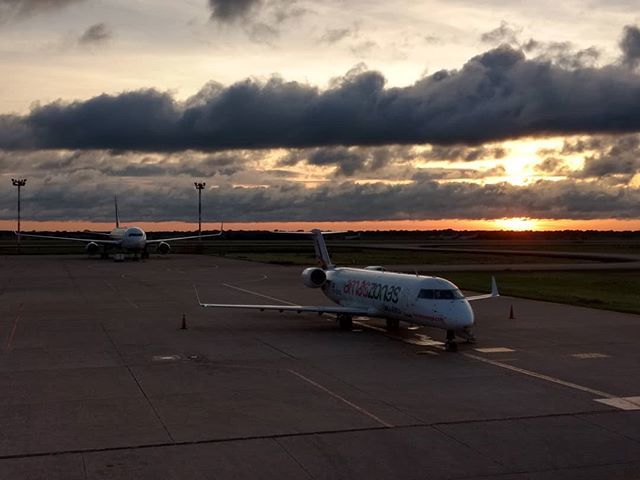 AmarViajarBlog's tweet photo. El aeropuerto Viru Viru de Santa Cruz, Bolivia, me regaló este amanecer rodeado de aviones 😍 🌅 🇧🇴 #sun #sunrise #nofilter #sky #amazingsky #instasun #instasunrise #igsun #igsunrise #airplanes #airport #travel #travelgram #travelingram #vacation #inst… https://t.co/MZPLgme7rd https://t.co/yIZcTgm8J5