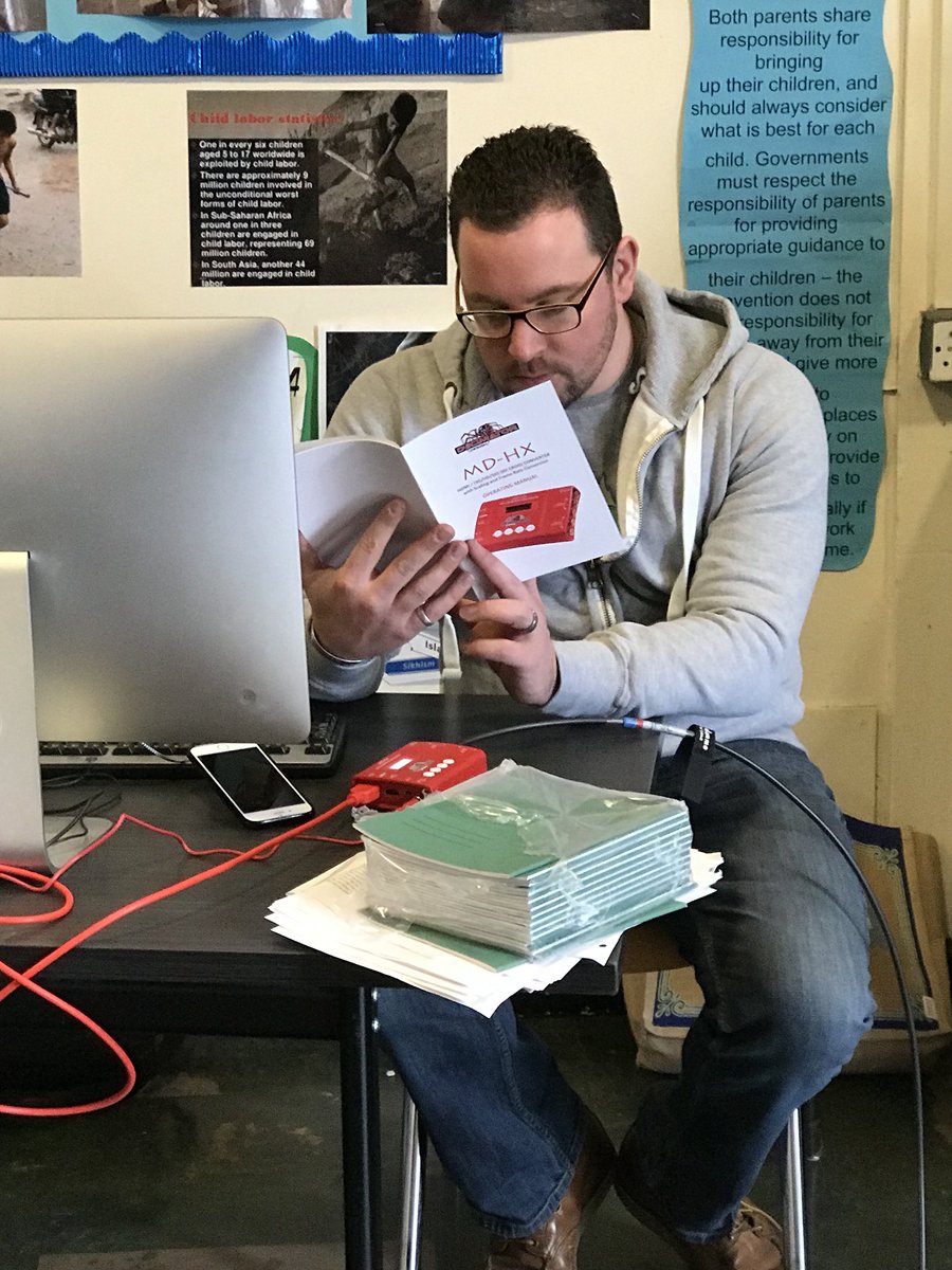 stagescreenUK's tweet photo. #brokeit #itwasworking #manreadinginstructions https://t.co/kpLm3gNshk