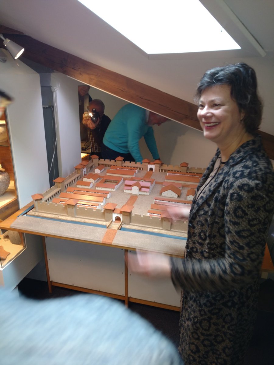HanBijleveld1's tweet photo. De tentoonstelling over het #Romeinse #Fectio bij #Houten is geopend door wethouder Erika Spil van #Bunnik. Eindelijk ook een 3D maquette van het fort. Onder het oog van een Romeinse dame (re-enactment) van @LRGG_Corbvlo https://t.co/34J9UeeH5K