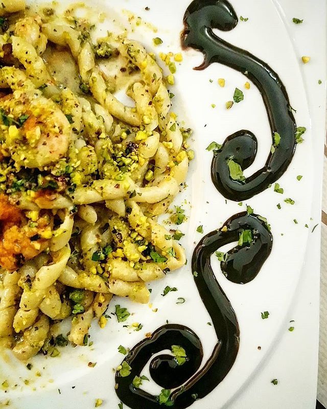 OutfoodI's tweet photo. #XVIIIlegislatura: #camera e #senato non hanno ancora deciso, noi all'unanimità abbiamo scelto la Busiata Reale per il nostro pranzo.
Crema di pistacchio, ricci e gamberoni! 🇮🇹 #amazing #beautiful #bestoftheday  #cibo #cook #cooking #cucina #deliciou… https://t.co/8nIdQ5sayu https://t.co/Eo695O0wq1