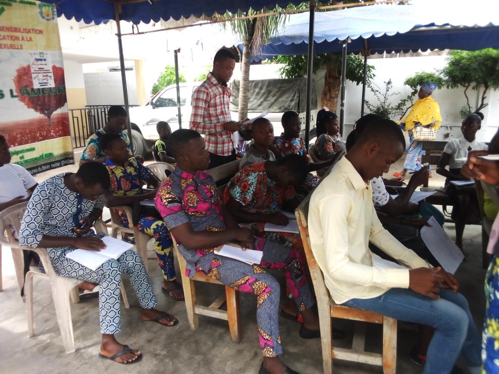 En cours ce jour 24 Mars 2018 au CentreSocioÉducatif pour Adolescents et Jeunes,la Réunion Mensuelle du <a href="/Maj_Cotonou/">Maj Cotonou</a> 
Une réunion qui permet de faire le bilan de toutes les activités qui ont eu lieu dans le Mois 
<a href="/Majbenin/">MAJ Benin</a>
<a href="/yamafrica/">YAM/MAJ</a> <a href="/ippf/">IPPF Global</a> @ABPFIPPF <a href="/POuagaPF/">Partenariat de Ouaga</a>