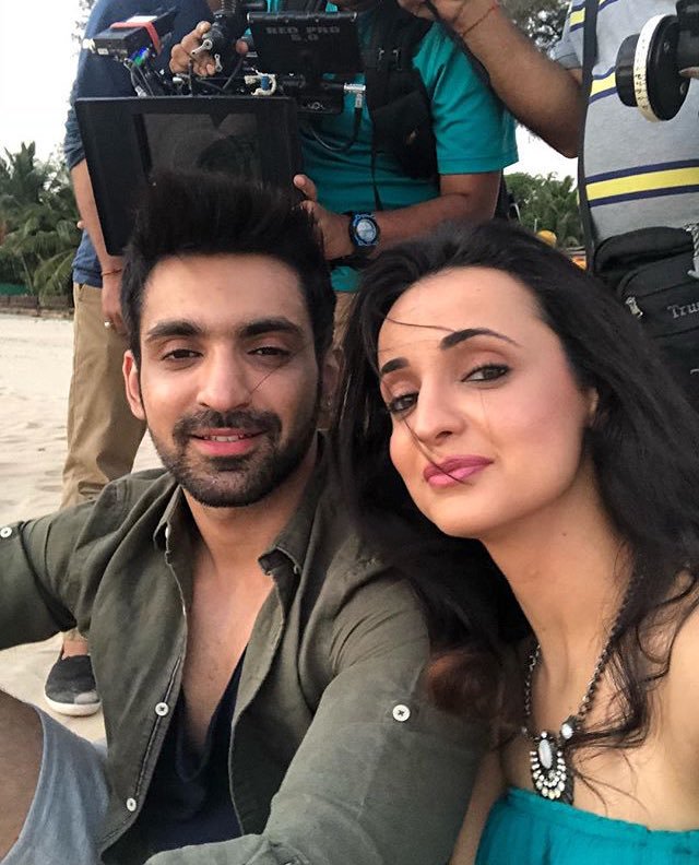 icrazy_fangirl's tweet photo. Shoot mode Goa
#nofilter #onlymakeup #bt @arjitaneja 😍 #sanayairani looking so gorgeous 👌👌😘😘 https://t.co/ELJev51zsQ