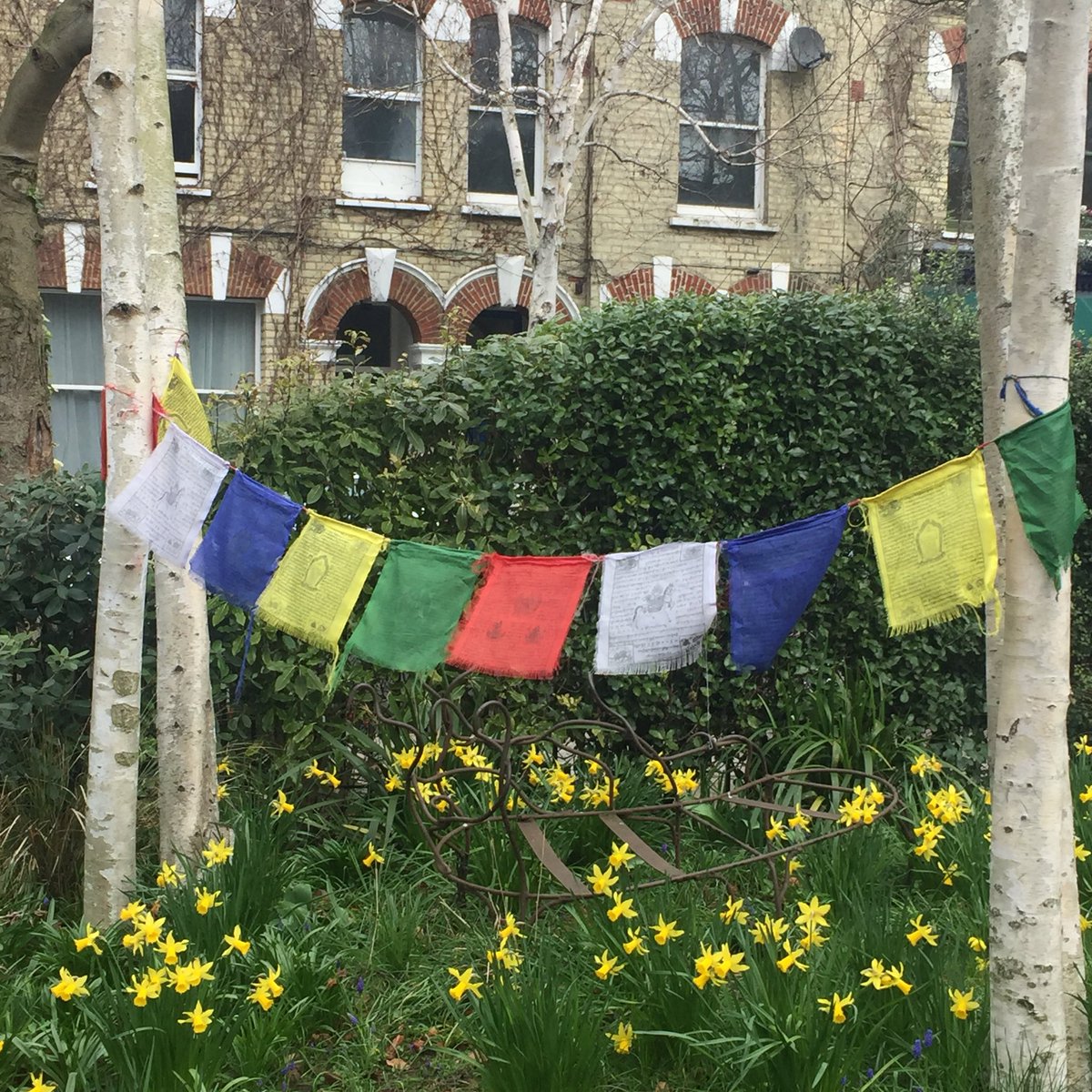 operabinoculars's tweet photo. I got the coolest square in #SouthLondon London on my volunteer leaflet run for @LibDems for London local elections #BonningtonSquare #Oval #ExitFromBrexit #WithEUinSpirit #StopBrexitSaveBritain https://t.co/lIRJyvwP7H